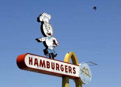 El célebre cartel del McDonald's de Downey (California), el más antiguo de la cadena todavía en funcionamiento desde su apertura en 1953.