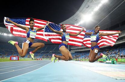 Kristi Castlin (bronze), Brianna Rollins (ouro) e Nia Ali (prata) dos Estados Unidos, comemoram a final dos 100m com barreiras.