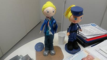 Muñecas que reproducen la imagen de Cifuentes vestida de policía, un regalo que guarda en su despacho desde su accidente de moto