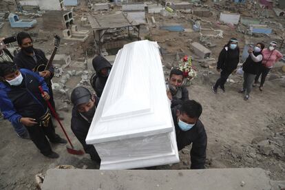 Los operarios del cementerio introducen el atáud de Wilson Gil en un nicho del cementerio de Mártires 19 de Julio.