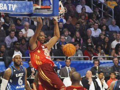 Durant realiza un mate en el partido de All Star.