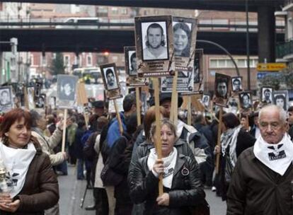 Una participante porta una pancarta con la fotografía de Mikel Garikotz Aspiazu, 'Txeroki', durante la marcha en favor del acercamiento de los presos de ETA al País Vasco que ha recorrido esta tarde las calles de Bilbao. Durante la misma se han podido ver imágenes de los más de 700 miembros de la banda terrorista que están presos en cárceles españolas y francesas.