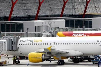 Aviones de Vueling e Iberia, en la nueva terminal del aeropuerto de Madrid-Barajas.