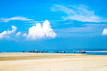 A pesar de que ofrece todo lo que un viajero curioso puede desear, Banglads no recibe muchos visitantes. Es el octavo pas ms poblado del mundo (su poblacin es de mayora musulmana) y ofrece ciudades llenas de vida, playas como Coxs Bazar (en la imagen), una de las ms extensas de Asia, meca de surfistas, as como parques nacionales con manglares y tigres salvajes, como el de Sundarbans. Siempre ha sido un destino barato y cuenta con enclaves declarados patrimonio mundial, como la ciudad mezquita de Bagerhat, donde convergen los ros Ganges y Brahmaputra, o las carismticas ruinas budistas de Paharpur. Una de las mejores experiencias para conocer el pas es navegar de Dhaka a Barisal a bordo del 'Rocket', un clsico barco de vapor, por menos de lo que cuesta un almuerzo en el puerto antes de embarcar.