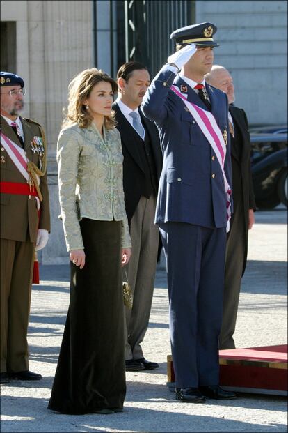En el 2005, año de su debú como princesa de Asturias, doña Letizia estrenó en la Pascua Militar la chaqueta verde de Lorenzo Caprile que luciría en más ocasiones. La falda, en esta ocasión, fue de terciopelo marrón.