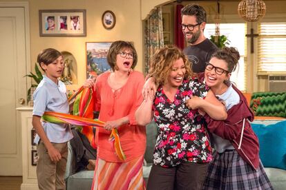 'Día a día' es una sitcom clásica en su ejecución, pese a emitirse en Netflix. Al fin y al cabo, esta comedia familiar rodada con público en directo simplemente adapta, con una familia de origen cubano de protagonista, una de las series más recordadas del maestro del género, Norman Lear, en los setenta. Pero su mirada añeja no es mala. Al contrario. Sobre ese tapiz hogareño visto mil veces, se erige como una de las series más relevantes y de actualidad con sus temas. En los setenta, hacer protagonista a una madre soltera era rompedor. Hoy, eso es lo más conservador de la ficción. Entre risa y risa, y algún que otro llanto, 'Día a día' utiliza a su familia de clase media para lanzar mensajes sobre identidad sexual adolescente, religión, el tratamiento a los militares retirados, racismo o el síndrome postraumático. Porque hay conflictos atemporales y universales. Y, por supuesto, también está Rita Moreno y todo un reparto que brilla por sí solo.