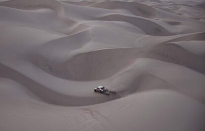 El piloto francs de Peugeot Sebastien Loeb y su copiloto Daniel Elena de Mnaco, antes de abandonar debido a una lesin de Elena, durante la quinta etapa del Rally Dakar 2018 entre San Juan de Marcona y Arequipa en Per, el 10 de enero de 2018.