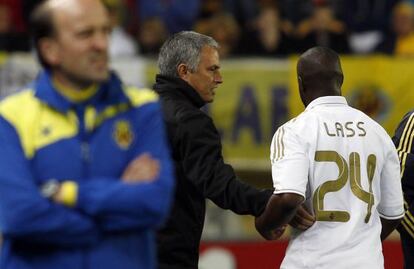 Mourinho dando instrucciones a Lass durante el partido ante el Villarreal