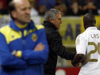 Mourinho dando instrucciones a Lass durante el partido ante el Villarreal