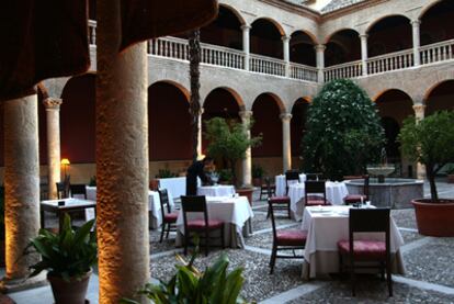 <b>Restaurante El Claustro, en el hotel Palacio de Santa Paula de Granada</b>