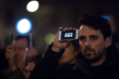 Un manifestante sostiene un movil con el mensaje de solidaridad en Trafalgar Square en el centro de Londres.