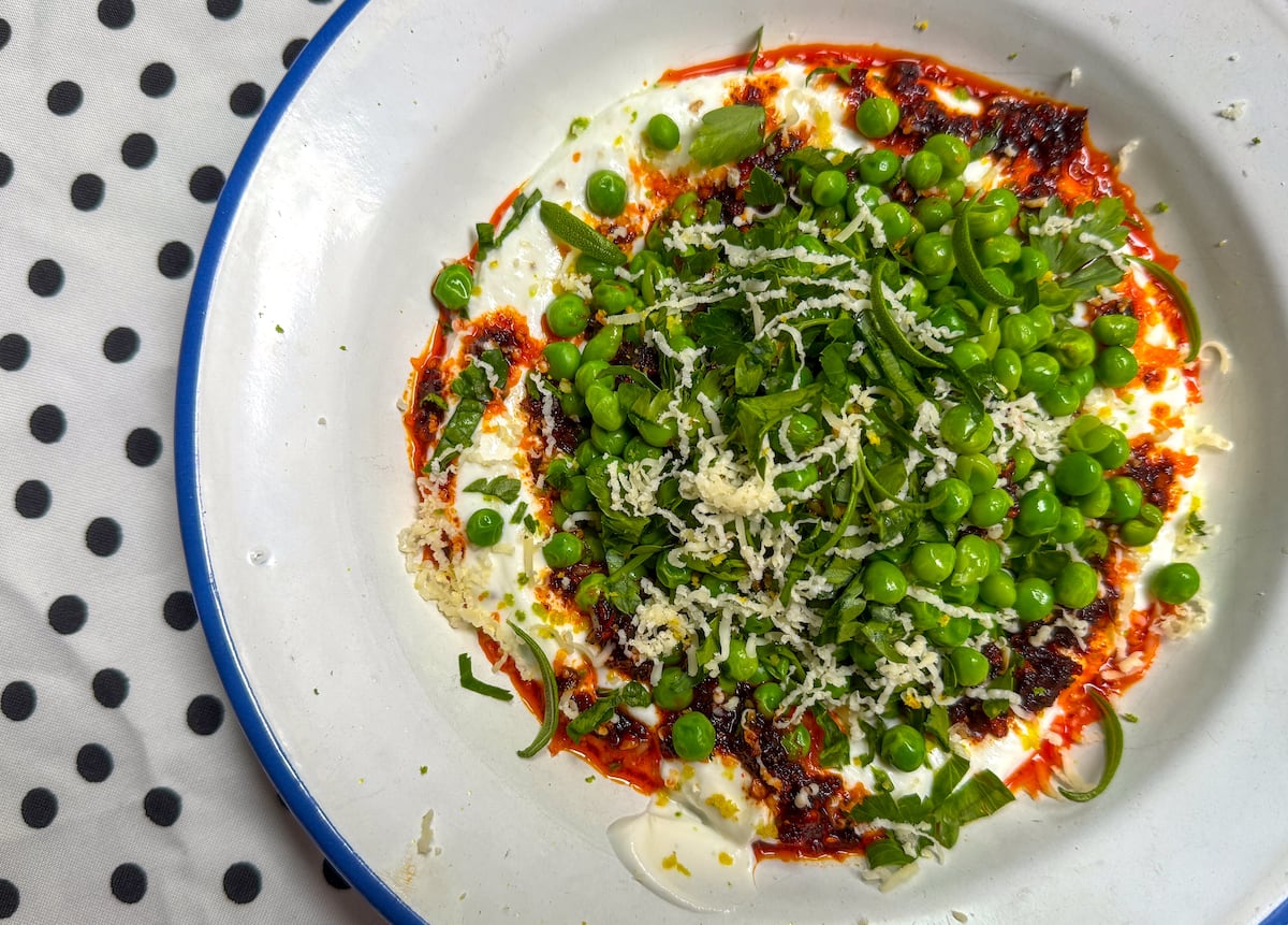Guisantes con yogur y aceite picante: la receta para reconciliarse con la legumbre más verde