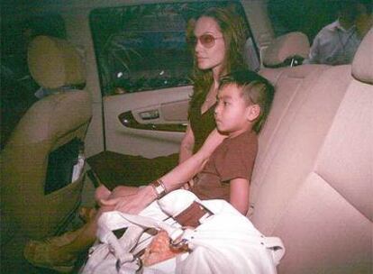 Angelina Jolie y Maddox, en el coche que los ha llevado a recoger al pequeño.