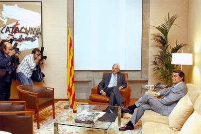 El presidente de la Generalitat, Pasqual Maragall, y el líder de CiU, Artur Mas, posan al inicio de la reunión.