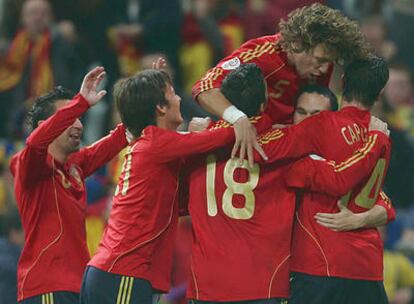 Los jugadores de la selección española festejan un gol contra Suecia