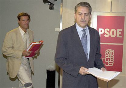 Diego López Garrido (a la derecha) y Juan Fernando López Aguilar, ayer, antes de anunciar la querella.