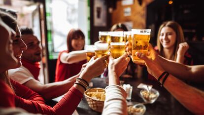 Elegir un buen recipiente para la cerveza es fundamental para percibir bien los aromas y matices. GETTY IMAGES.