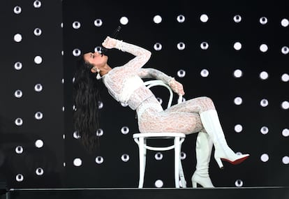 El verano apenas ha comenzado y Dua Lipa seguirá generando contenido digno de despertar las envidias de aquellos que aún no se han ido de vacaciones o de los que lo harán de una forma mucho menos idílica que ella. En la imagen, luciendo un diseño de Jean-Paul Gaultier para su gira: un corsé tan atrevido, sensual y hedonista como lo es su propia existencia en verano y más allá.