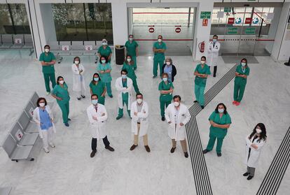 Parte del equipo sanitario que participó en el trasplante urgente de dos corazones de manera simultánea, el lunes, en el hall del hospital Puerta de Hierro.