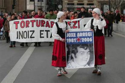Manifestación contra la tortura en San Sebastián en febrero de 2006, encabezada por el retrato de un miembro de ETA muerto en 1981.