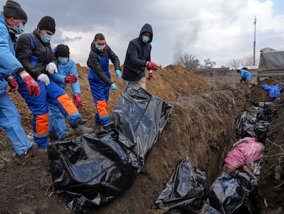 Cinco personas arrojaban cadáveres a una fosa en Mariupol, al sur de Ucrania, el miércoles.