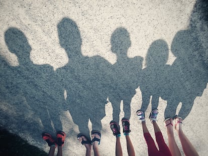 Las sombras de un grupo de chavales en una imagen de archivo.