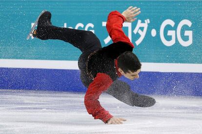 Javier Fernandez se cae durante su programa corto. 