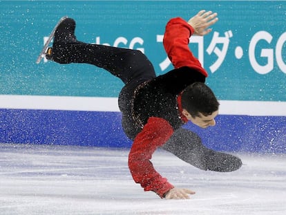 Javier Fernandez se cae durante su programa corto. 