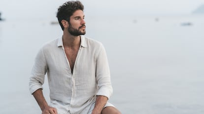 Artículo de EL PAÍS sobre una camisa de lino para hombre.