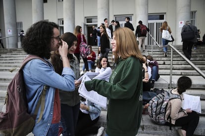 Los estudiantes madrileños han tenido que comentar en la primera opción el texto 'Lenguaje femenino, lenguaje masculino' elaborado por Irene Lozano en 1995 y que alude a la creaciones de estereotipos sobre la forma de hablar de la mujer que han pervivido en el lenguaje.