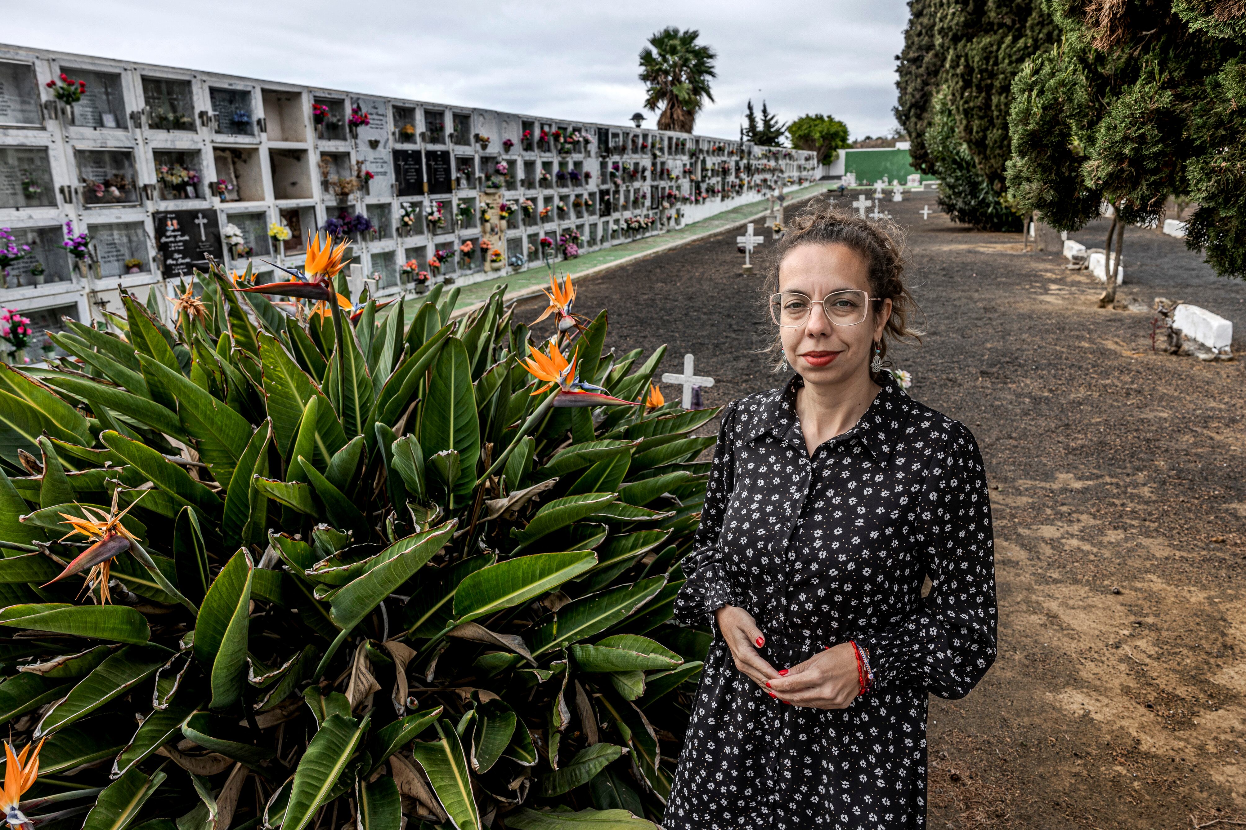 Haridian Marichal es una periodista que ni cree demasiado en Dios y a quien tampoco le gustan las flores, pero se emociona al hablar de la misión que ha asumido en los últimos meses, la de despedir a los que mueren intentando emigrar a Europa. “Intentamos que se vayan de este mundo con una despedida como merecen. Hay quien reza, quien recita poemas, quien lee el Corán… Yo traigo flores. Donde quiera que esté su familia, que sepa que les estamos cuidando”, explica.  