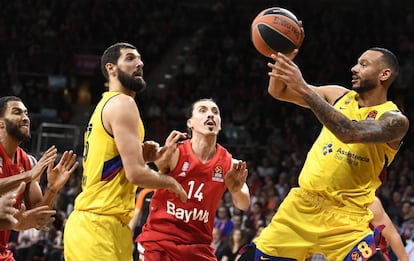 Hanga, con el balón, ante Dedovic y Mirotic.