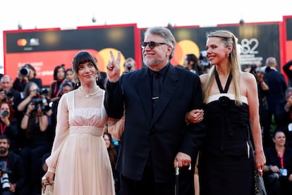 Guillermo del Toro, escoltado por su hija Marisa del Toro (izquierda) y su esposa, Kim Morgan, este sábado en la alfombra roja del festival de Venecia.