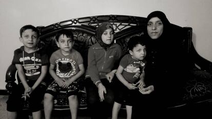 Um Salah con sus cuatro hijos, este año, en su casa de Alepo.