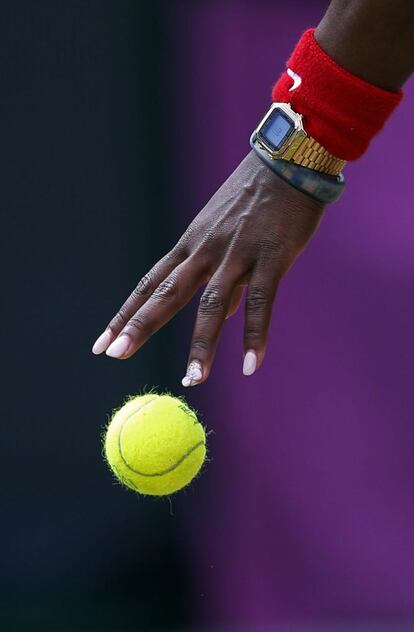 Detalle de la mano de la tenista esetadounidense Serena Williams durante el partido que ha disputado contra la danesa Caroline Wozniacki.