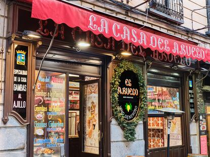 Hay lugares que representan una apuesta segura, como La Casa del Abuelo. Cuentan que el artista Andy Warhol se apostaba en la barra junto a un chato de vino cada vez que llegaba a Madrid.