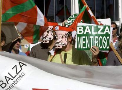 Agentes de la Ertzaintza muestran su rechazo a la política de seguridad del Departamento de Interior, el miércoles pasado frente al Parlamento.