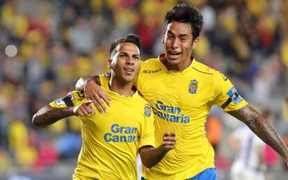 Jonathan Viera (izquierda) y Sergio Araujo celebran el primer gol ante la Real Sociedad.