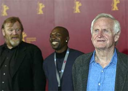 El director John Boorman en primer plano, junto a los actores Brendan Gleeson y Menzi Ngubane.