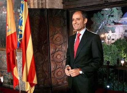 El presidente de la Generalitat, Francisco Camps, antes de iniciar el discurso de fin de año