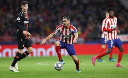 Koke, con la pelota durante el partido de Champions contra el Bayer Leverkusen en el Metropolitano.