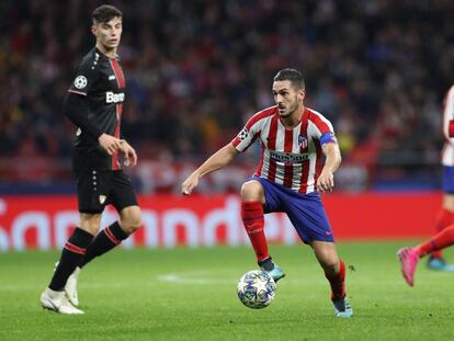 Koke, con la pelota durante el partido de Champions contra el Bayer Leverkusen en el Metropolitano.