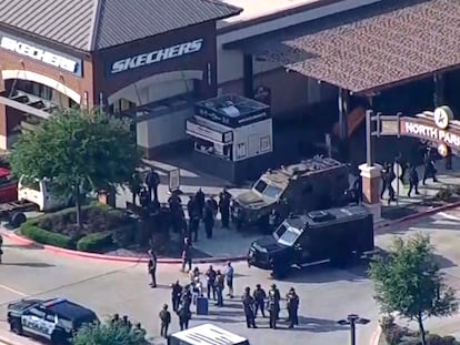 El centro comercial de Allen (Texas, Estados Unidos) atacado este sábado, rodeado por la Policía.