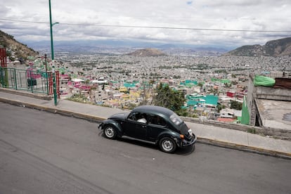 Una mujer conduce su automóvil en la colonia Cuautepec de la Ciudad de México, en julio pasado.