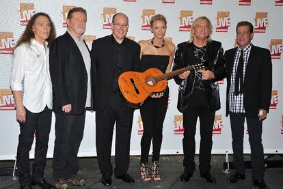 Alberto de Mónaco y Charlenne Wittstock (en el centro), con los componentes de The Eagles antes del concierto de anoche.