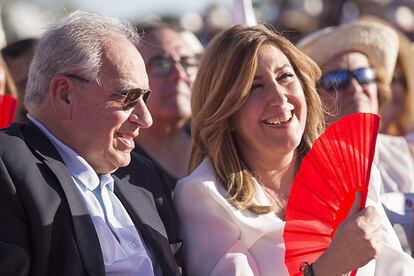 Susana Díaz y Alfonso Guerra, antes del acto de campaña celebrado a orillas del río Guadalquivir.