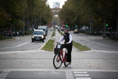 Los colectivos ciclistas denuncian que los carriles bici por la mediana, como este en el paseo de San Joan de Barcelona, tienen problemas en las intersecciones.