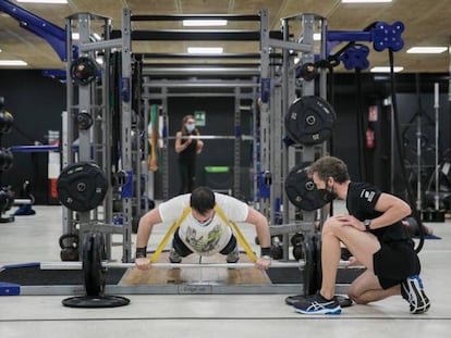 Un cliente se entrena en el gimnasio Dir Diagonal, en Barcelona.