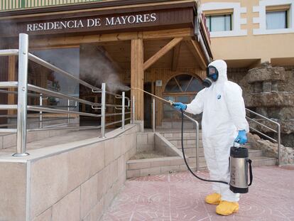 Labores de desinfección en la residencia de mayores la Abubilla, este domingo en Yéqueda (Huesca).