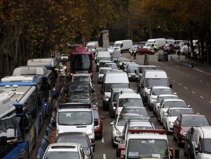 Trafico en la Cuesta de San Vicente por los cortes en la Gran Via.